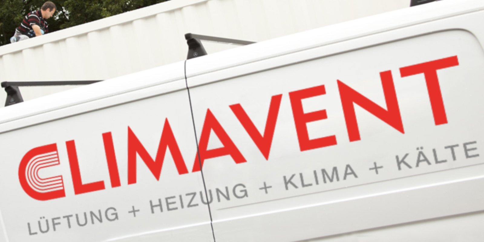 Das Fahrzeug von Climavent zeigt Dienstleistungen wie Lüftung, Heizung, Klima und Kälte auf seiner Seite.